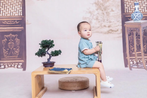 涿州宝宝边吃奶边挣扎烦躁